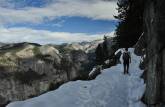 Caminhando na neve ao lado de desfiladeiro no Yosemite National Park, na Califórnia, nos Estados Unidos